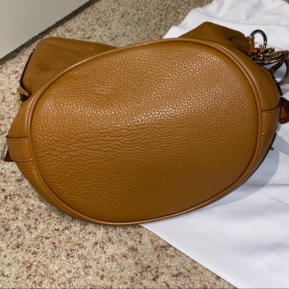 ❌SOLD❌MICHAEL KORS BROOKE MD BUCKET MESSENGER LEATHER BAG - Picture 5 of 10